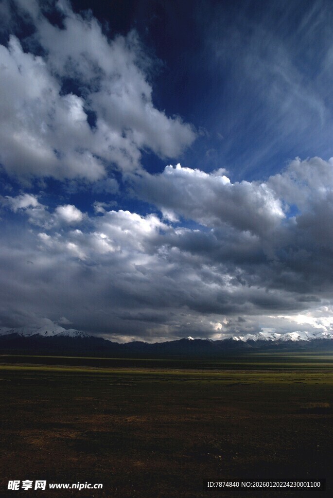 草原上空的壮丽云层景观