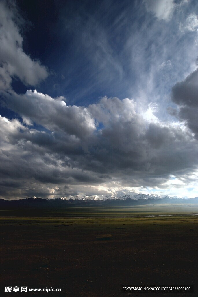草原上空的壮丽云层景观