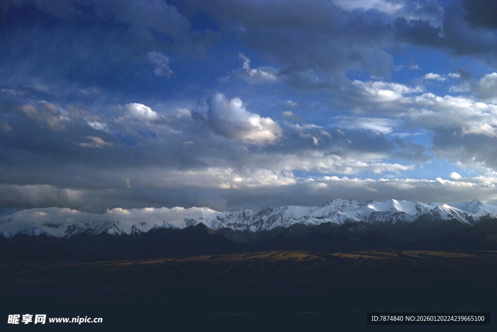 蓝天白云下的壮美山脉