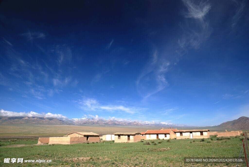 草原上的房屋与蓝天美景