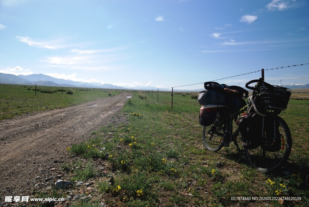 草原土路旁的驮载自行车