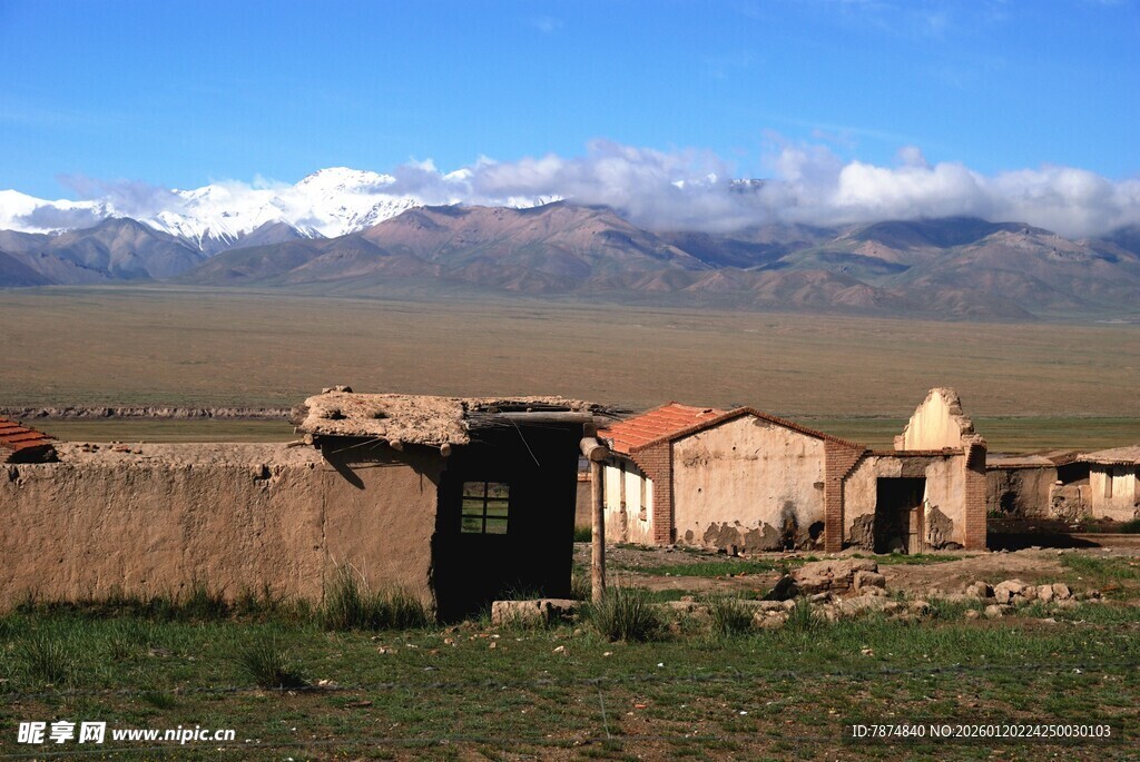 草原边的古朴民居