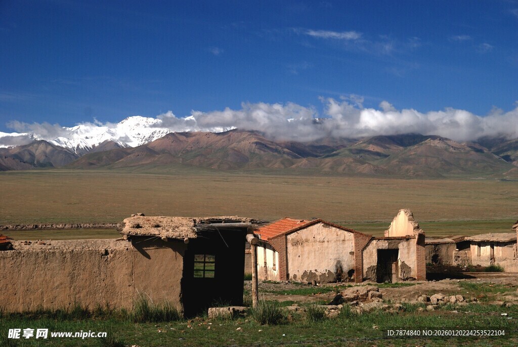 草原上的质朴小屋