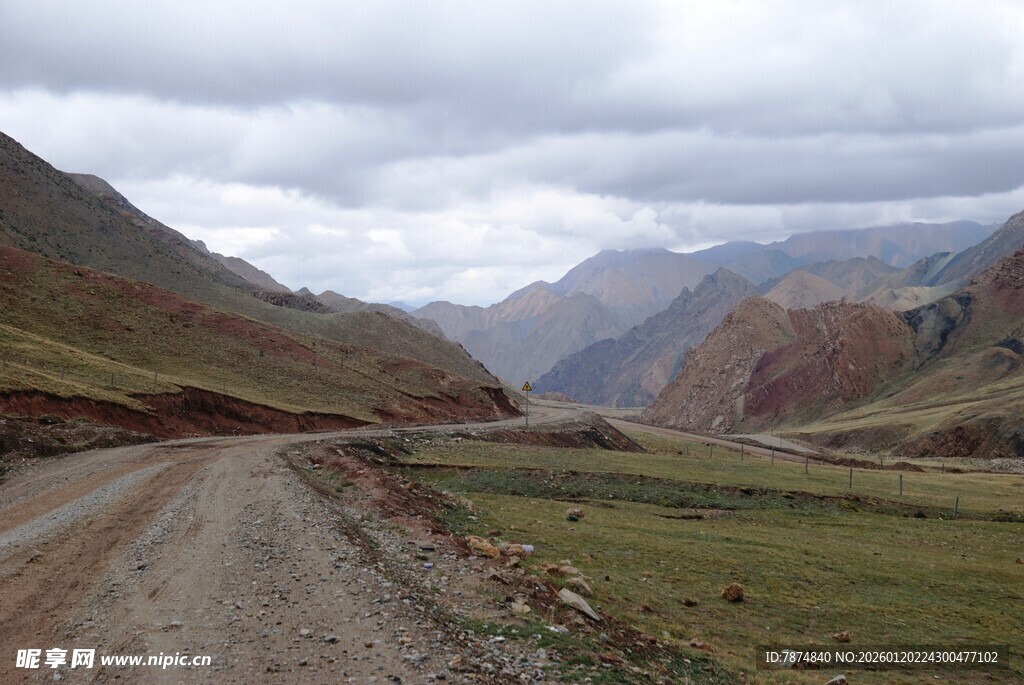 山间土路 壮美自然风光