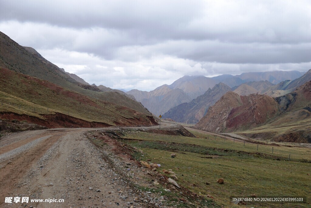 山间土路 壮美自然景观