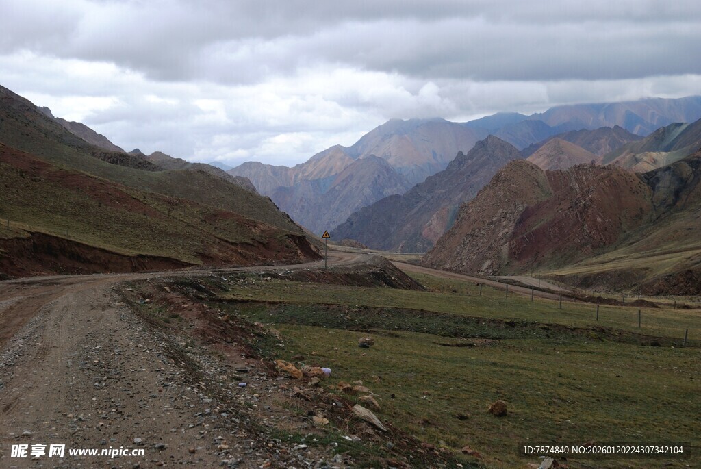 山间崎岖土路 壮美景色