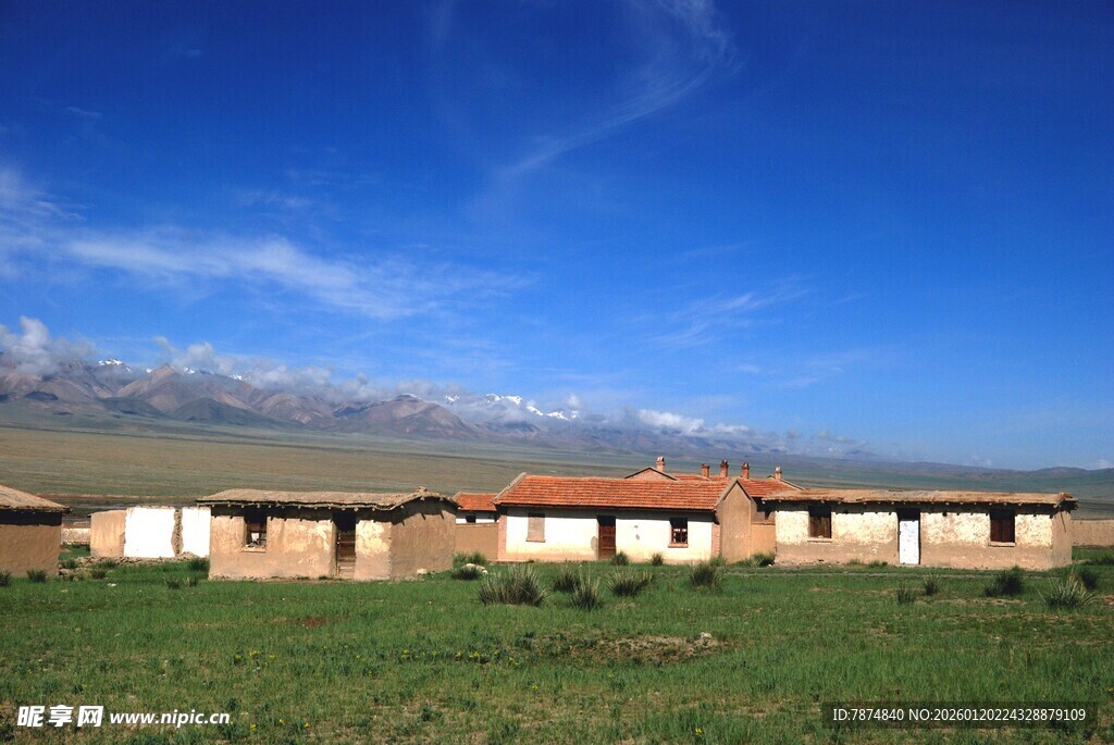 草原上的红顶房屋
