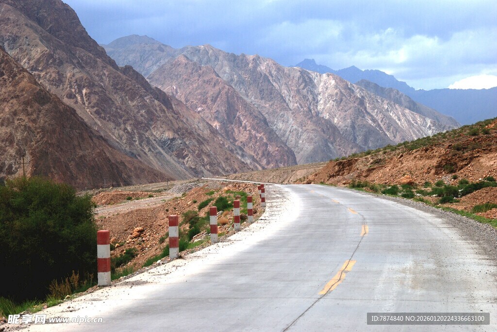 蜿蜒山间公路美景