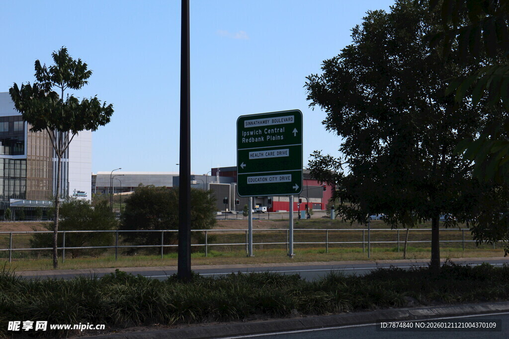 公路旁的指示牌与绿树