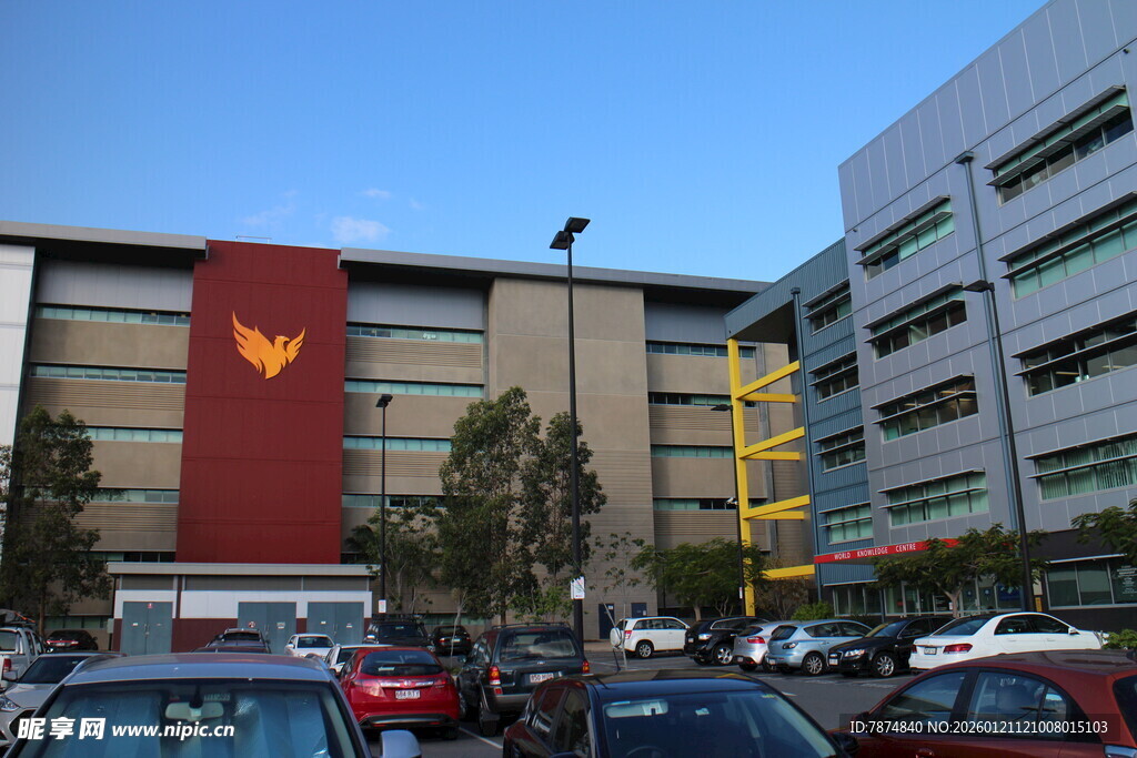 繁忙停车场旁的特色建筑