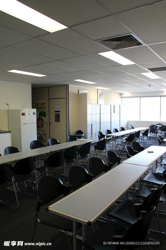 宽敞明亮的会议室空间