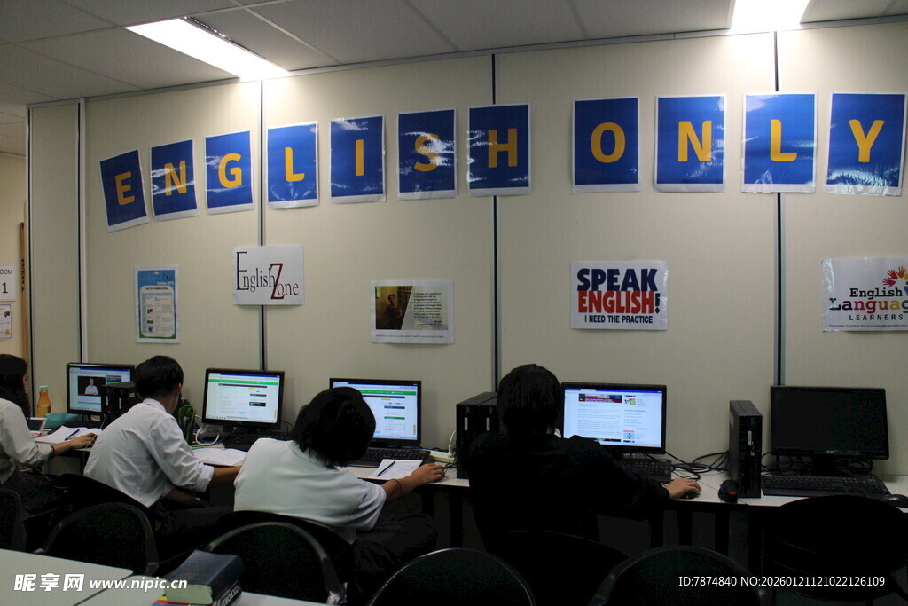 计算机教室学生专注操作