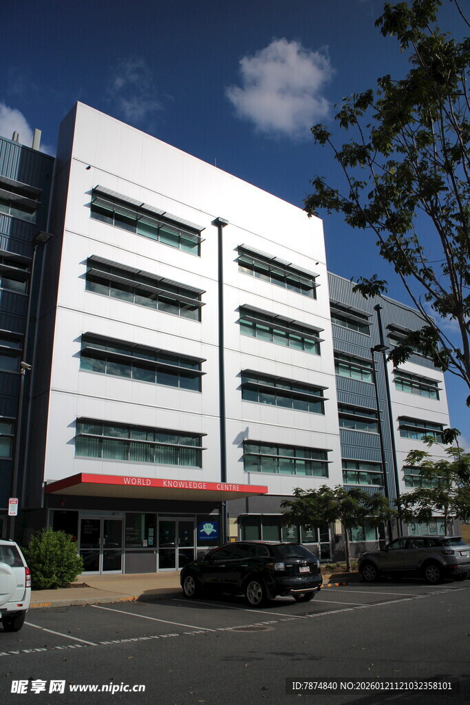 现代风格办公大楼外观