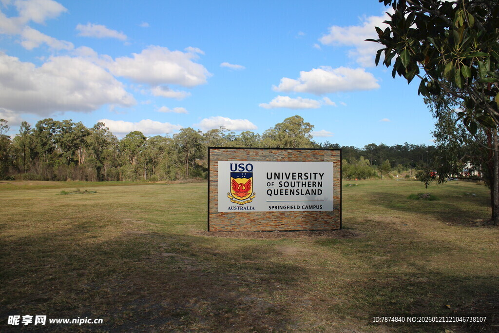 乡村田野中的标志牌