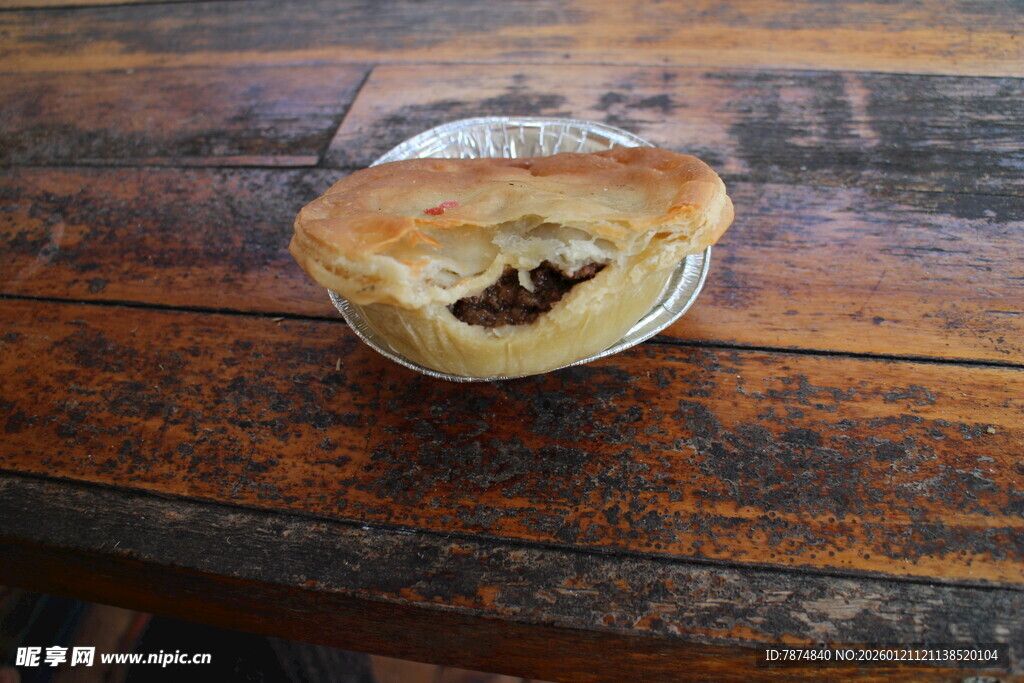 木桌上的美味肉馅饼