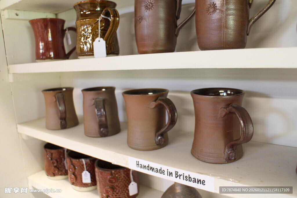 架子上的各式陶制杯子