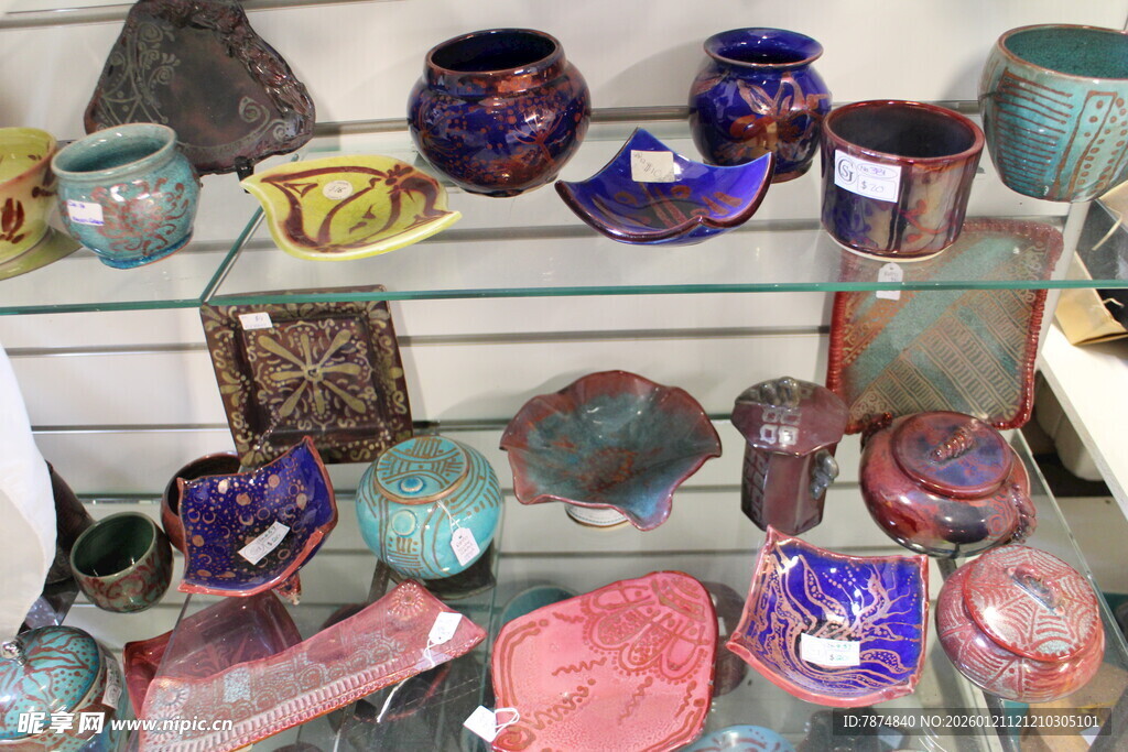 多彩陶瓷工艺品陈列展示