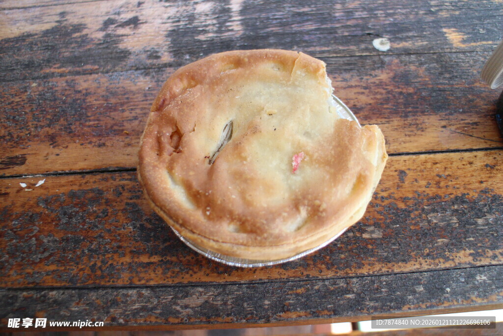 美味肉馅饼置于木桌之上