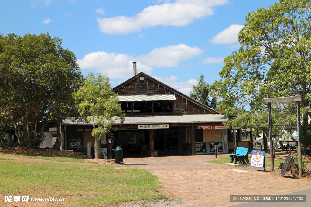 乡村小屋旁的绿树蓝天
