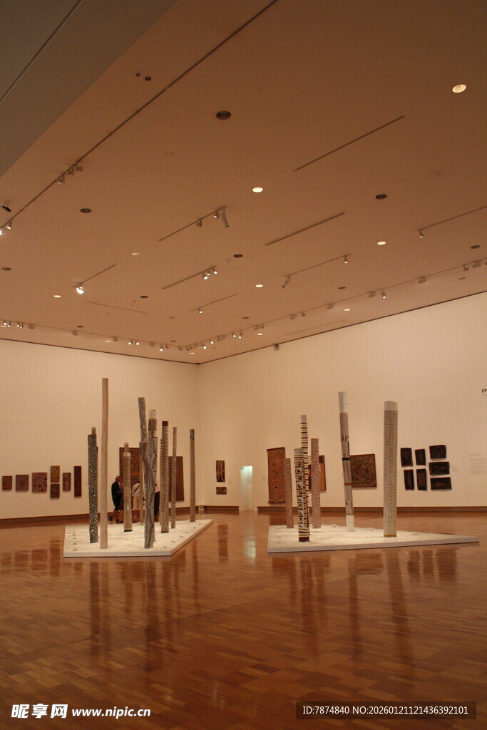 现代艺术展厅内的装置作品