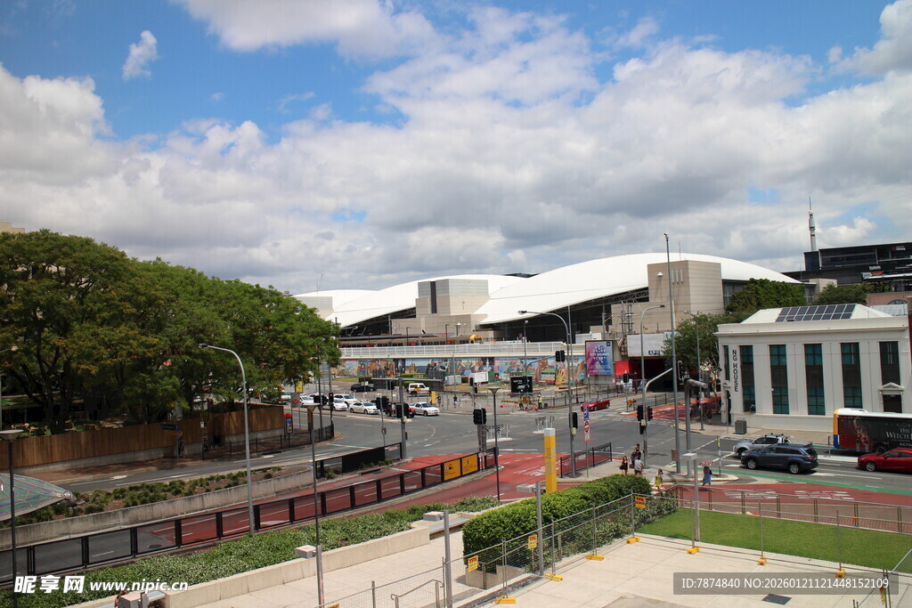 城市露天广场热闹景象