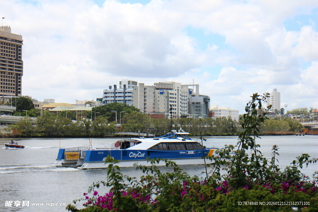 河畔游船与城市建筑景观