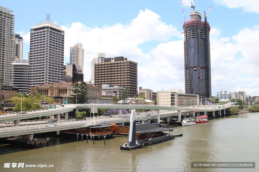 河畔城市景观与船只