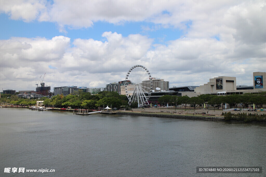 河畔摩天轮城市风景