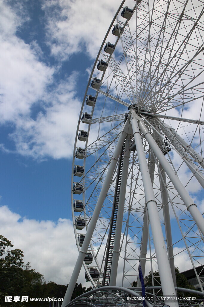 蓝天映衬下的壮观摩天轮