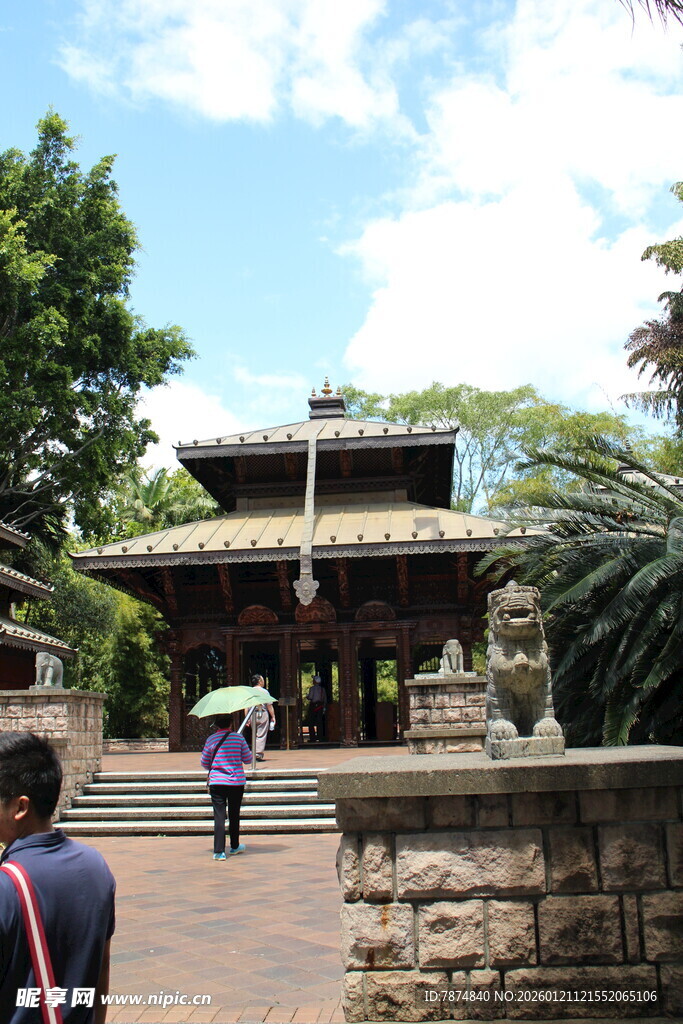 古老庙宇前的游客身影