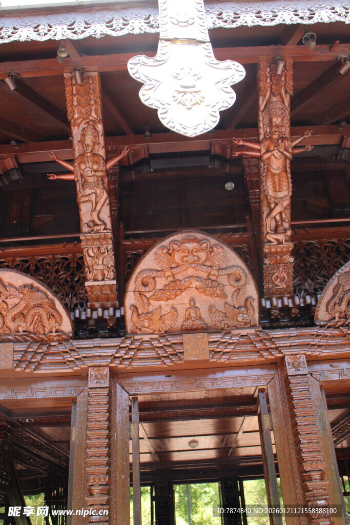 传统木雕建筑内部景观