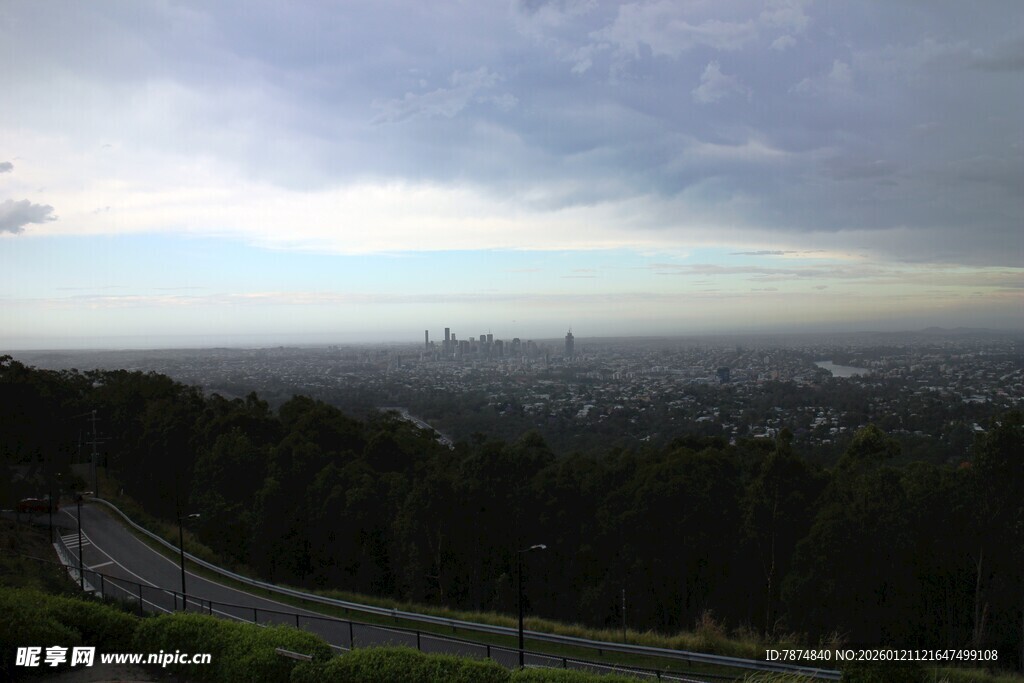 俯瞰蜿蜒公路与城市远景