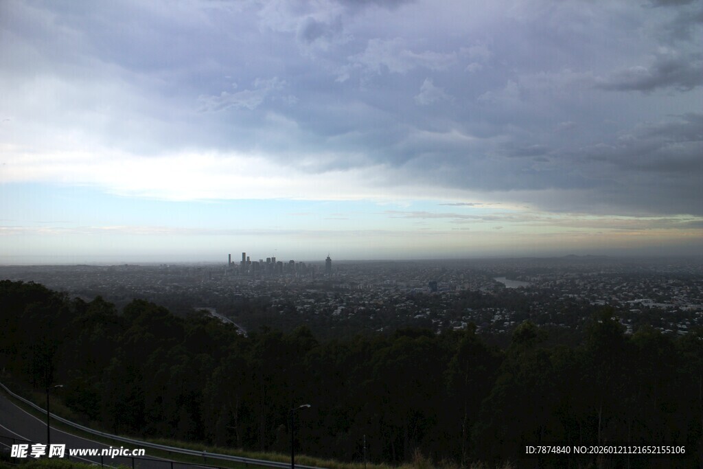 城市远景与天空景观
