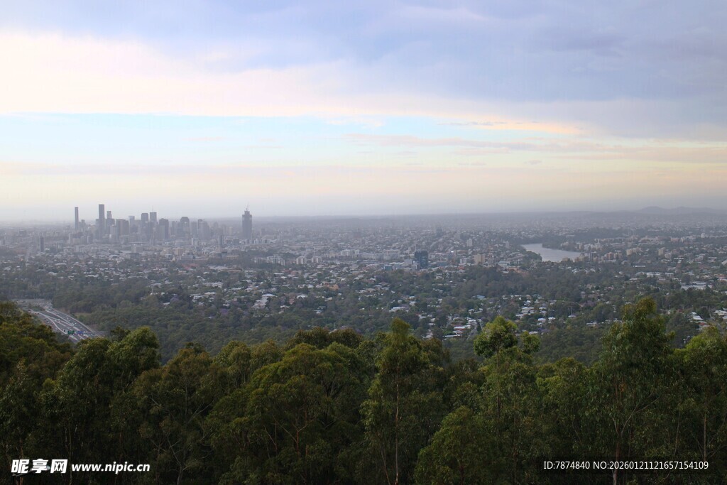 俯瞰城市与葱郁植被景观