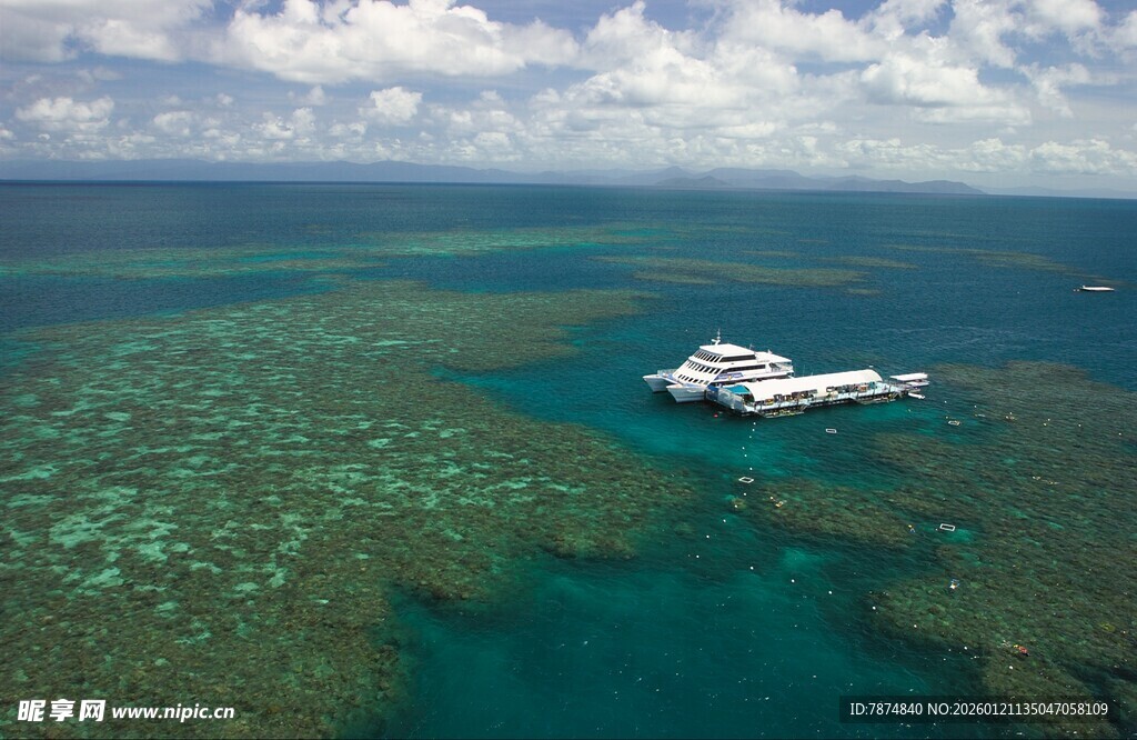 海上孤舟与绚丽珊瑚礁
