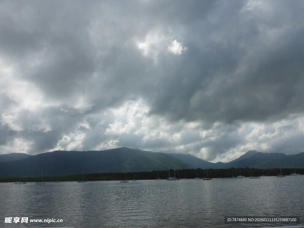 阴云下的山水景致