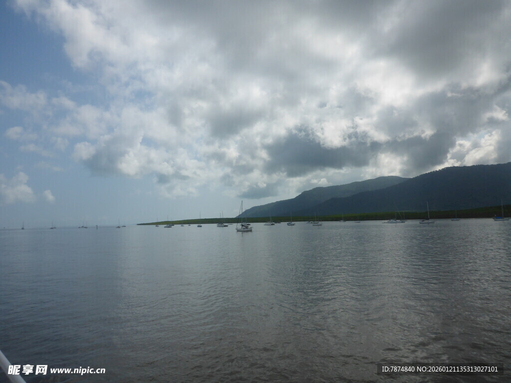 广阔水域与远处山峦景观