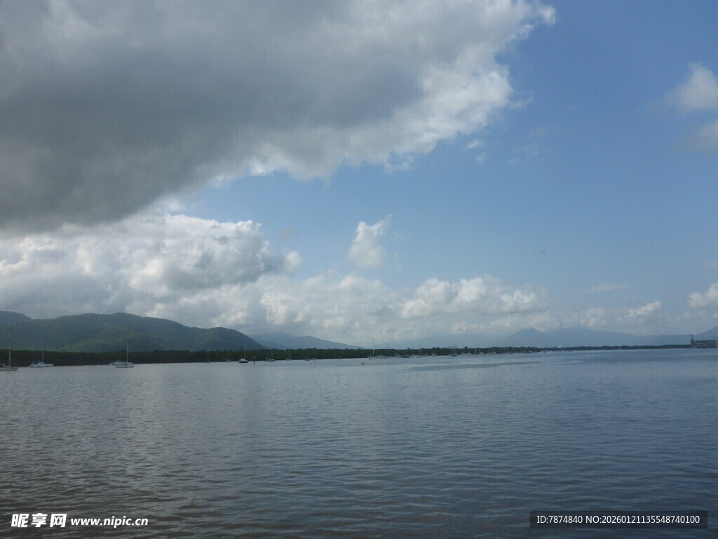广阔水域与蓝天白云景观