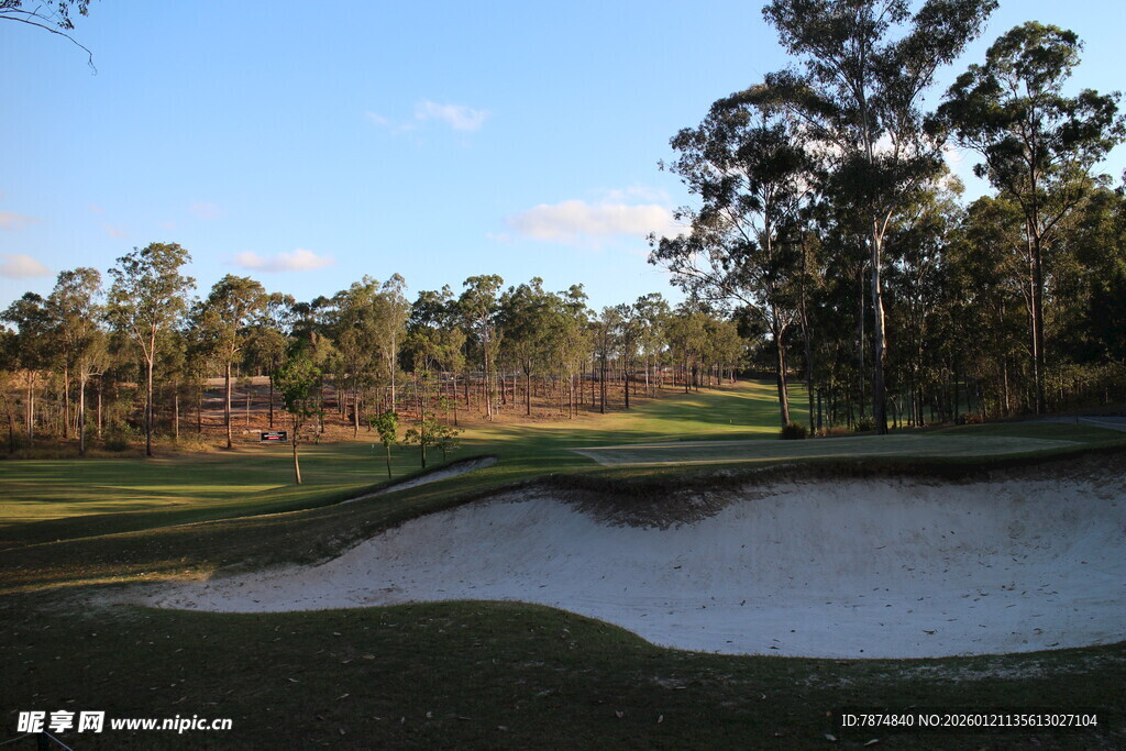 美丽高尔夫球场沙坑景观