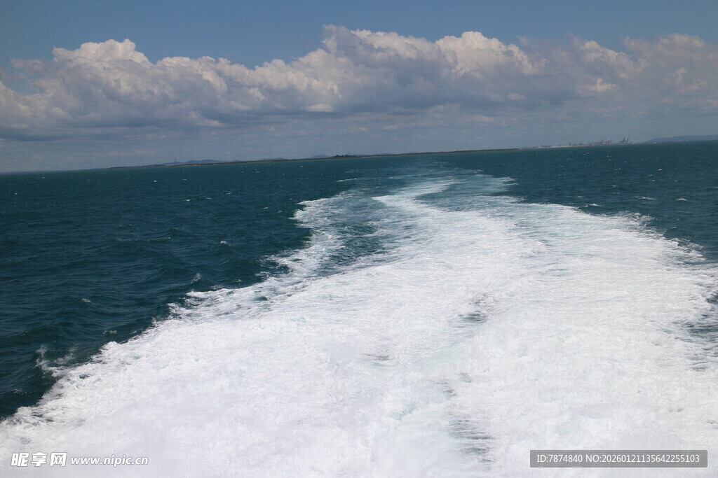 船行海面留下白色航迹