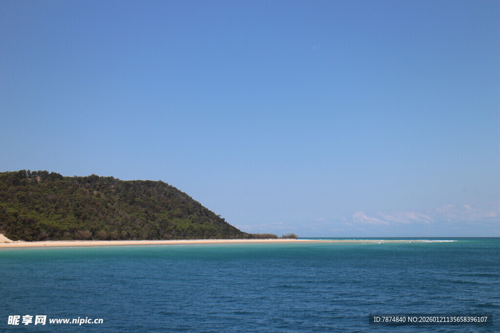 碧海蓝天旁的海岸风光