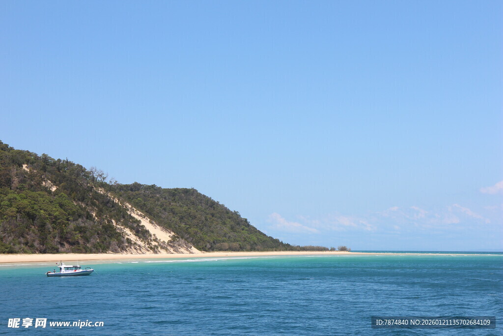 碧海青山间的美丽海岸线