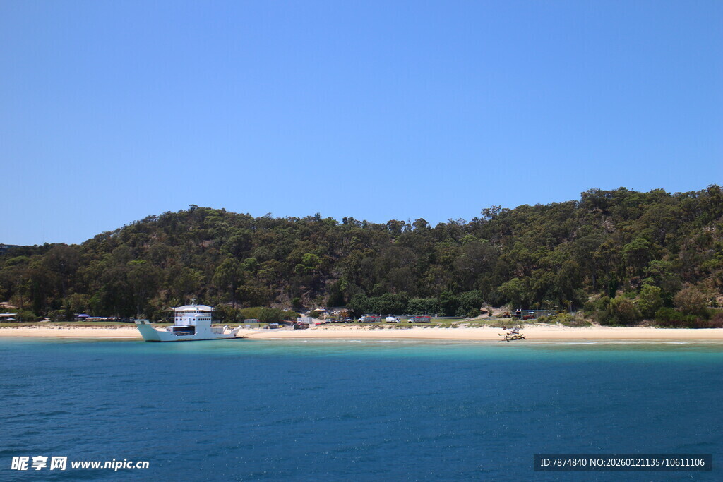 海滨美景 船只停靠沙滩