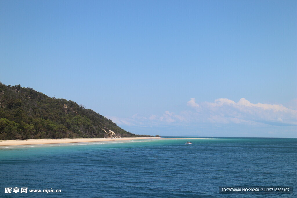 碧海蓝天旁的美丽海岸线
