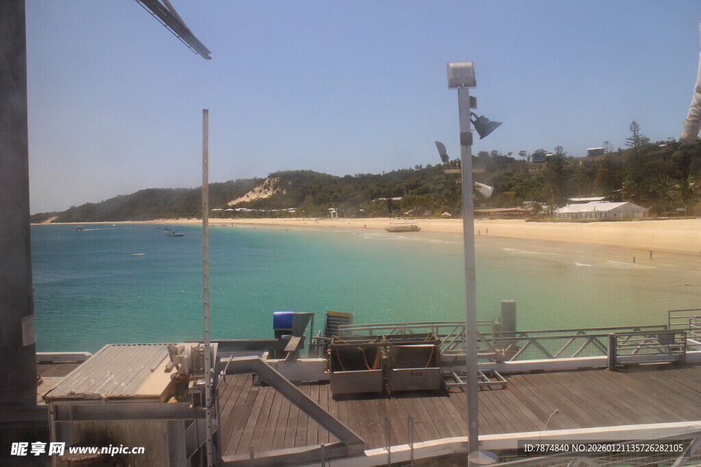 海上视角下的美丽沙滩