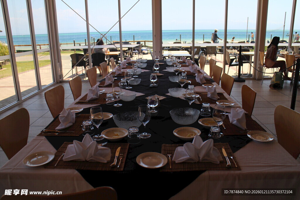 海景餐厅内的精致餐桌布置