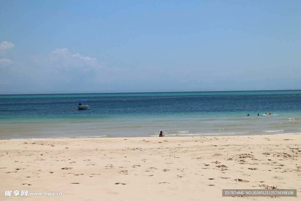 宁静海滩 碧海蓝天美景