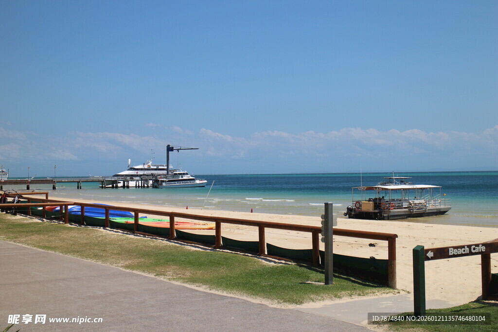 海滨步道旁的多彩船只