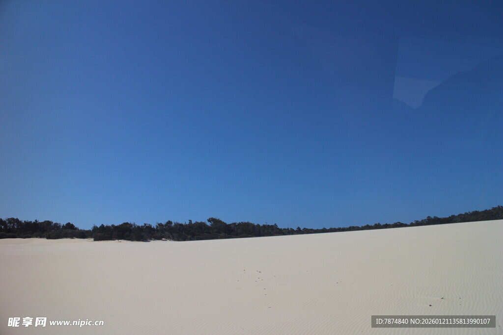 广阔雪野与蓝天