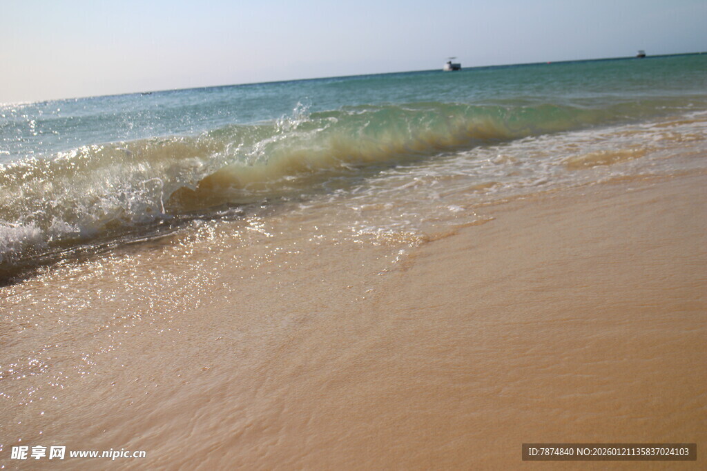 海边沙滩上的翻涌浪花